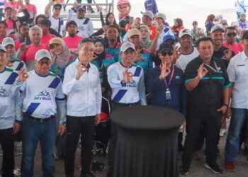 DR. Azlan Darus (tengah) selepas melancarkan MyRiderID menerusi Kempen Penunggang Malaysia (MYRider) di pekarangan Stadium Negeri Batu Kawan di Pulau Pinang, hari ini.-UTUSAN/DANIAL SAAD