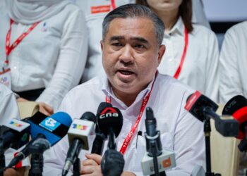 ANTHONY Loke Siew Fook pada sidang akhbar selepas Persidangan Kebangsaan DAP 2026, di Pusat Konvensyen Antarabangsa Putrajaya, di sini hari ini. - UTUSAN/SHIDDIEQIIN ZON