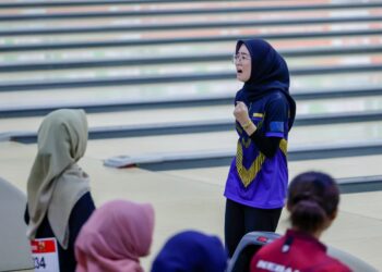 ATLET Tenpin Boling Perlis, Nurul Aişyah Salleh ketika beraksi pada acara perseorangan wanita akhir pada Sukan Malaysia (SUKMA) Selangor 2026, di Sunway Megalanes hari ini.-UTUSAN/SHIDDIEQIIN ZON