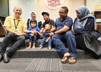 CHUA Sui Hau (kiri) melayani telatah Muhammad Iman Hafiz (dua dari kiri) dan Muhammad Hadeef Fayyad (tengah) ketika keluarga kepada dua kanak-kanak itu berkunjung ke pejabat One Hope Charity and Welfare di Bukit Mertajam, Pulau Pinang, hari ini.