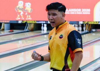 PEMENANG pingat emas acara perseorangan Tenpin Boling Lelaki, atlet Sarawak, Muhammad Isryaq Iqbal pada acara perseorangan lelaki akhir pada Sukan Malaysia (SUKMA) Selangor 2026, di Sunway Megalanes hari ini.-UTUSAN/SHIDDIEQIIN ZON