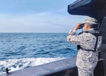 ANGGOTA Maritim Malaysia melakukan operasi SAR bagi mengesan awak-awak warga Thailand yang terjatuh ke laut di perairan Tanjung Dawai, Kuala Muda. - IHSAN MARITIM
