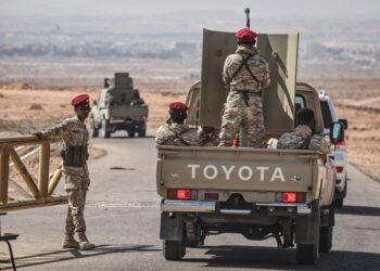 GAMBAR fail anggota tentera Yemen yang disokong Arab Saudi mengawal bandar Mukalla. - AFP