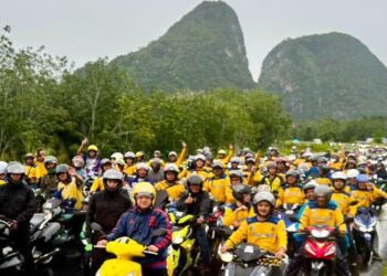 TUANKU Syed Faizuddin Putra Jamalullail
berkenan berangkat mengetuai Program Konvoi MAIPs Peduli sekitar Beseri baru-baru ini.-UTUSAN
