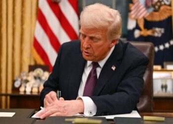 DONALD Trump menandatangani perintah eksekutif baharu. - AFP