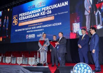AMIR Hamzah Azizan (tengah) ketika menyempurnakan gimik perasmian pada Persidangan Percukaian Kebangsaan Ke-26 di Kuala Lumpur Convention Centre (KLCC) di sini, hari ini. - UTUSAN/ISKANDAR ISHAK