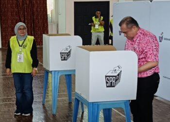 ANTHONY Loke Siew Fook mengundi di (SJKC) Kelpin, Seremban hari ini. - UTUSAN/NAZARUDIN SHAHARI