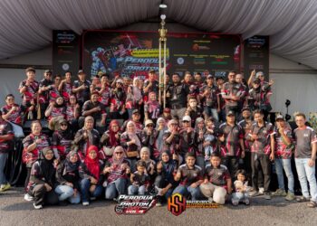 Sebahagian wakil kelab dan komuniti yang menjayakan festival automotif Perodua vs Proton 2026 Edisi 4.0 di Serdang.
