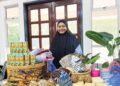 NOORBAIZURA Abdul Wahid Bersama produk Dodol Puan yang dikeluarkan oleh Hazura Naning Enterprise.