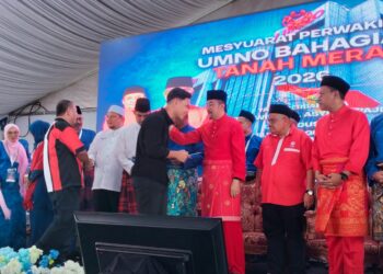 ASYRAF Wajdi Dusuki (tiga dari kanan) menyampaikan sumbangan kepada pelajar cemerlang Sijil Tinggi Pelajaran Malaysia (STPM) di Tanah Merah, Kelantan. - UTUSAN/ROHANA ISMAIL