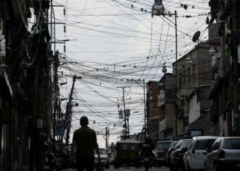 GAMBAR fail kabel elektrik yang berselirat di kawasan Catia, Caracas. - AFP
