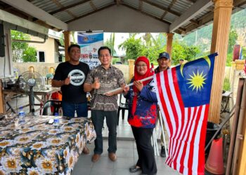 KAMARUL Azman Khamis pada program sembang santai Komuniti Madani di Kampung Pokok Sena, Kangar, Perlis.-UTUSAN