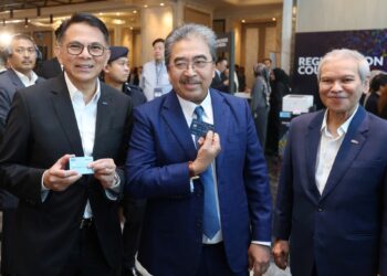 JOHARI Abdul Ghani (tengah) menunjukkan kad bank RHB ketika melawat pameran selepas menyampaikan ucaptama pada RHB Progress Series 2026 di The St. Regis Kuala Lumpur semalam. Turut serta Pengarah Urusan Kumpulan dan Ketua Pegawai Eksekutif Kumpulan RHB Banking Group, Datuk Mohd Rashid Mohamad (kiri) dan Pengerusi RHB Banking Group, Tan Sri Ahmad Badri Mohd Zahir (kanan). - UTUSAN/FAUZI BAHARUDIN