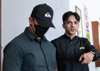 JOHARI Bar Azwar dibawa pegawai SPRM selepas menghadapi tiga pertuduhan rasuah di Mahkamah Sesyen Alor Setar, hari ini.