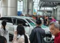 KENDERAAN utiliti sukan (SUV) merempuh pintu kaca Balai Berlepas Lapangan Terbang Antarabangsa Kota Kinabalu (KKIA), Jumaat lepas.