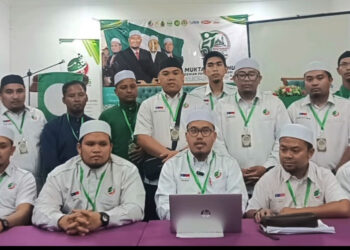 Zulhilmi Suboh (tiga, kanan) dalam sidang akhbar selepas Muktamar Dewan Pemuda Pas Negeri Melaka Ke-51 di Jasin, semalam.