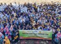 PELAJAR Sekolah Menengah (SMK) Pedu meraikan kakitangan Jabatan Komunikasi Korporat (JKK) Universiti Utara Malaysia (UUM) yang turun padang melaksanakan tanggungjawab komunikasi korporat (CSR) di sekolah berkenaan baru-baru ini.
