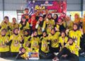 Pemain pasukan bola jaring Sekolah Kebangsaan Jerantut Jaya bersama jurulatih sebagai juara pada Kejohanan Bola Jaring Bawah 12 Tahun Majlis Sukan Sekolah Daerah (MSSD) Jerantut di Jerantut, Pahang baru-baru ini. – utusan/HARIS FADILAH AHMAD