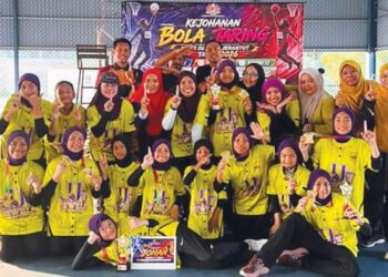 Pemain pasukan bola jaring Sekolah Kebangsaan Jerantut Jaya bersama jurulatih sebagai juara pada Kejohanan Bola Jaring Bawah 12 Tahun Majlis Sukan Sekolah Daerah (MSSD) Jerantut di Jerantut, Pahang baru-baru ini. – utusan/HARIS FADILAH AHMAD