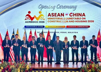 NGA Kor Ming (lima, kanan) merasmikan Persidangan Pembinaan dan Perumahan Peringkat Menteri ASEAN-CHINA (ACMROCH) 2026 di Ipoh, Perak, hari ini. - UTUSAN/LIYANA RAMLI