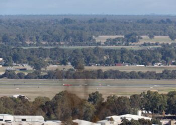 BEBERAPA buah dron menceroboh ruang udara pangkalan tentera Australia. - AFP