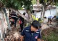 ANGGOTA forensik mencari bukti di rumah yang menjadi tempat tinggal remaja bunuh guru. - AFP
