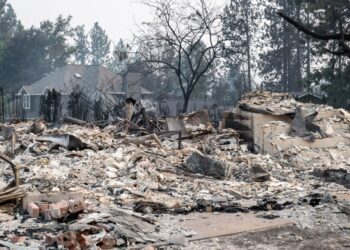RUNTUHAN sebuah rumah akibat terbakar di Spokane, Washington semalam. - AFP.