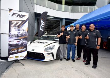 Ali Imran (kiri) bersama Shahidan (dua dari kiri) ketika pelancaran pasukan FNF Motorsports.