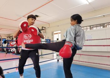 ATLET sukan Muay Thai Pahang menjalani latihan sebagai persiapan menyertai temasya Sukan Malaysia (Sukma) minggu ini di Selangor. - UTUSAN/HARIS FADILAH AHMAD