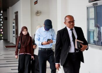 SAIPUDDIN Mohamad (dua dari kanan) semasa hadir untuk prosiding perbicaraan di Mahkamah Sesyen Kota Bharu, Kelantan. - UTUSAN/KAMARUL BISMI KAMARUZAMAN