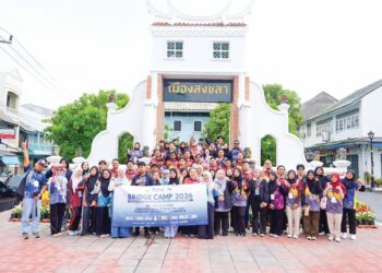 PARA peserta bergambar pada program BRIDGE Camp di Thaksin University, Thailand baru-baru ini.