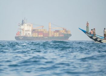 SEORANG warga Indonesia mati selepas kapal kargo dinaikinya diserang di luar pantai Yemen. - AFP