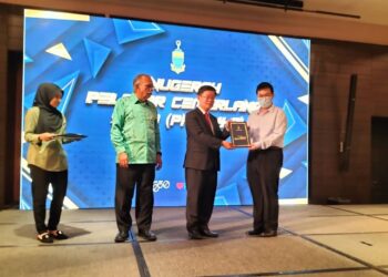 CHOW KON YEOW (dua dari kanan) menyampaikan anugerah pelajar cemerlang STPM dan SPM tahun 2021 di Georgetown, Pulau Pinang hari ini.