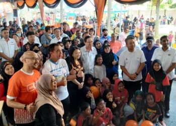 HANNAH Yeoh (tengah) bergambar bersama peserta Program Malaysia Aktif@Komuniti Peringkat Kebangsaan di Projek Perumahan Rakyat (PPR) Taman Bagan Jaya, Butterworth, Pulau Pinang hari ini. - Pix: SITI NUR MAS ERAH AMRAN