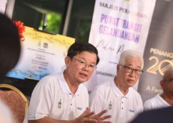 CHOW Kon Yeow pada sidang akhbar selepas majlis perasmian dan penyerahan pusat transit gelandangan Pulau Pinang, di George Town hari ini. - Pic: FB CHOW KON YEOW