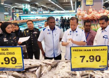 ABDUL HALIM Hussain (tiga dari kanan) bersama S. Jegan (tengah) ketika sesi 'walkabout' dan pemantauan pelaksanaan Skim Harga Maksimum Musim Perayaan Hari Raya Puasa di Mydin Bukit Mertajam, Pulau Pinang hari ini.