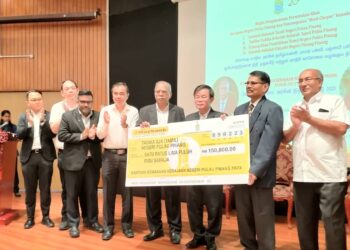 CHOW Kon Yeow (tengah) pada majlis penyampaian cek bantuan kewangan kerajaan negeri kepada sekolah-sekolah Tamil, tadika dan sekolah punjabi di George Town, Pulau Pinang hari ini.