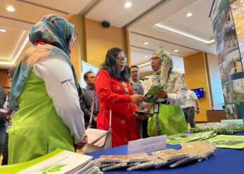 SHARIFAH ZAKIAH Syed Sahab meninjau gerai pempamer yang menyertai Seminar Alam Sekitar ‘Invest In Our Planet’ di Butterworth, Pulau Pinang hari ini.