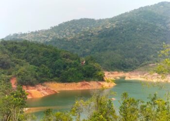 SITUASI terkini paras air di Empangan Teluk Bahang, Pulau Pinang yang susut mendadak ekoran cuaca panas yang sedang melanda negara. - Pix: SAFINA RAMLI