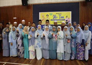 Isteri-isteri wakil rakyat PN Perlis yang juga ahli NGO Az Zahra pada Majlis Hi-Tea Sempena Ulang Tahun Keputeraan Ke-80 Raja Perlis di Kediaman Rasmi Menteri Besar, Kangar, Perlis hari ini.-UTUSAN