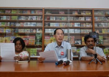 LIM Mah Hui (tengah); Mohideen Abdul Kader (kanan) dan R. Meenakshi (kiri) dalam sidang akhbar berkaitan isu PTMP di pejabat CAP di Georgetown, Pulau Pinang hari ini. - Pix:  IQBAL HAMDAN