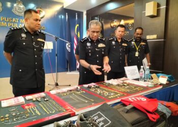 FISOL Salleh (dua dari kiri) dalam sidang akhbar di IPK Pulau Pinang, George Town, Pulau Pinang hari ini mengenai kejayaan polis menumpaskan aktiviti penipuan bomoh di sekitar negeri itu.