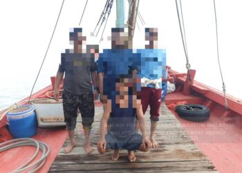 EMPAT suspek terdiri daripada seorang tekong dan tiga awak-awak yang ditahan terlibat dengan kegiatan penyeludupan diesel bersubsidi ke negara jiran menerusi penahanan sebuah bot nelayan di perairan Kuala Perlis, semalam. -UTUSAN