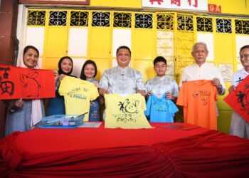 TUANKU Syed Faizuddin Putra Jamalullail (empat dari kiri) bersama Tuanku Hajah Lailatul Shahreen Akashah Khalil serta Sharifah Khatreena Nuraniah; Sharifah Farah Adriana dan Syed Sirajuddin Areeb Putra Jamalullail pada majlis perasmian Karnival Tahun Baharu Cina Pekan Lama Arau, Perlis hari ini.- UTUSAN/IZLIZAN OTHMAN