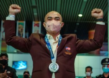 AZIZULHASNI Awang membaut sidang akhbar sejurus tiba di KLIA, Sepang hari ini. - UTUSAN/FARIZ RUSADIO