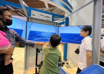 FATIH Ni’mal Amir teruja ketika mencuba simulasi bot nelayan di pameran Malaysian Seafood Exposition (MySE) sempena MAHA 2022. - UTUSAN/KAMARIAH KHALIDI
