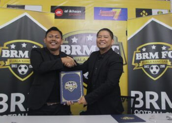 GHAFARI Nasir (kiri) dan Mohd. Fauzi Bidin pada majlis Menandatangani Memorandum Persefahaman (MoU) di Kuala Kangsar hari ini. - UTUSAN