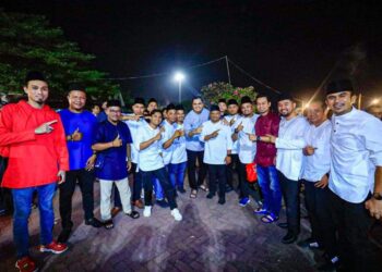 MUHAMAD Akmal Saleh (tengah) bersama ahli Pemuda UMNO Terengganu yang hadir pada majlis moreh bersama Pemuda UMNO Terengganu di Pulau Duyung, Kuala Terengganu, malam tadi. 
