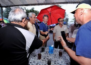 MOHAMAD Hasan beramah mesra dengan orang ramai ketika beliau mengunjungi  Pasar Malam Taman Tuanku Jaafar di Seremban hari ini.-UTUSAN/MOHD. SHAHJEHAN MAAMIN.