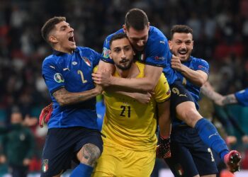 GIANLUIGI Donnarumma (tengah) kini dikaitkan dengan Manchester United selepas tiada dalam poerancangan PSG.-AFP